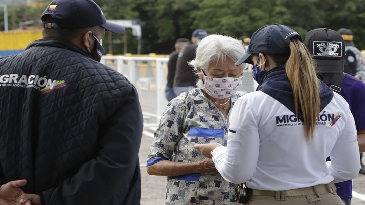 Migración Colombia verifica que los peatones cumplan con el 'pico y cédula' para el ingreso al país.