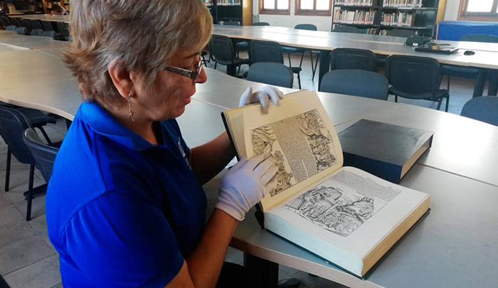 En una bóveda, protegido de la luz y dentro de una cámara de cristal, permanece el libro más antiguo de la Biblioteca: La Crónica de Núremberg, que salió al mercado en 1493.