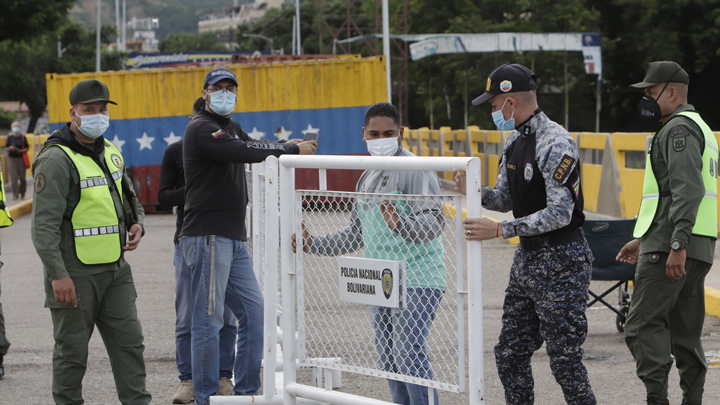 En el Simón Bolívar los policías venezolanos atravesaron las vallas en la mitad del puente. 