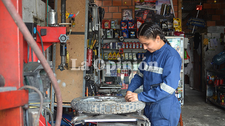 Karen Yurliana es la segunda de cuatro hijos. La familia labora en el barrio Chapinero de Chinácota.