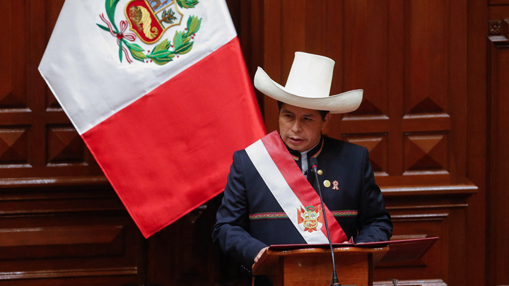 El maestro rural de izquierda Pedro Castillo juró este miércoles como nuevo presidente 