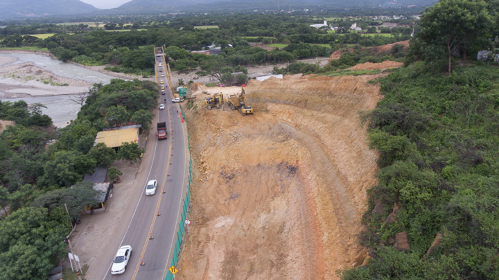 Ya se cumplió con las actividades de topografía y se hacen cortes sobre el acceso al puente a la margen derecho del río Zulia. 