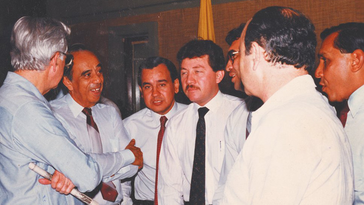  En 1986 en una de las visitas del presidente Virgilio Barco a Cúcuta. En ella apreciamos, de izquierda a derecha, al primer mandatario, luego Eustorgio Colmenares Baptista, Álvaro Salgar Villamizar, Jorge Enrique Maldonado, Miguel Ángel Flórez y Eduardo Assaf Elcure, gobernador de Norte de Santander./Foto: archivo