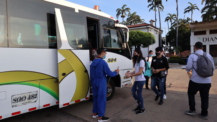 200 estudiantes regresaron a clase