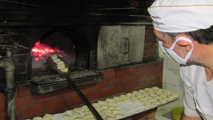 Desde las 3:00 de la mañana alistan el horno.