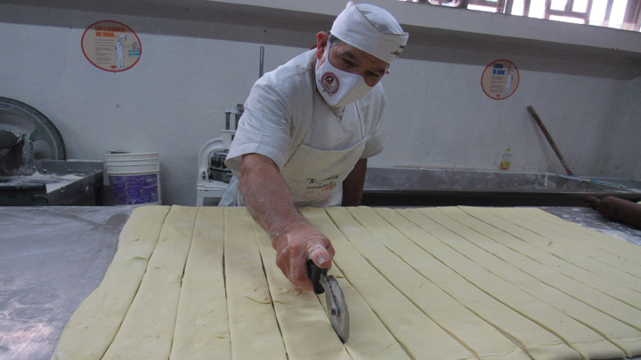 El panadero es un experto en amasar y cortar.