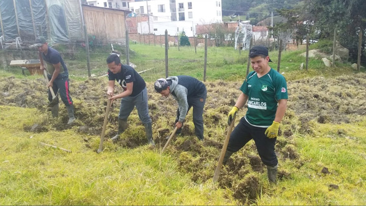 Los seminaristas preparan el terreno para cultivar.