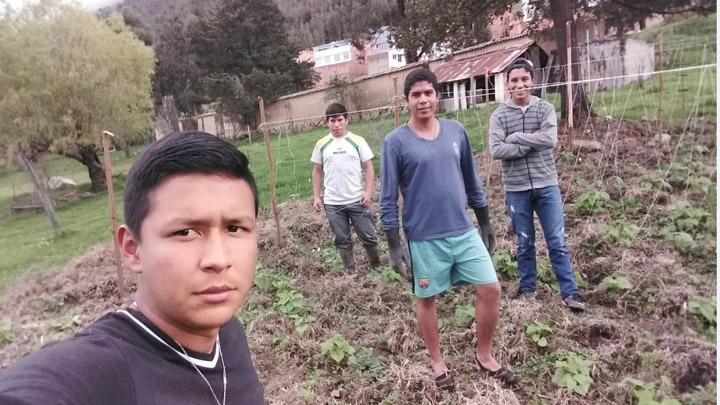 En los ratos libres los futuros sacerdotes aran la tierra. 