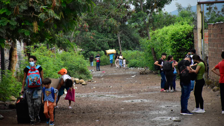 Venezolanos intentan cruzar a Colombia 