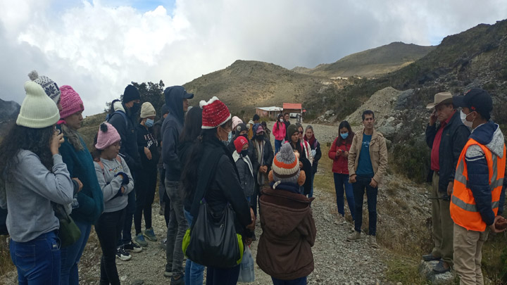 Los guías dan las instrucciones para ingresar a la zona de Lagunas Negras.