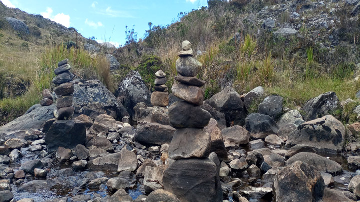 El agua brota y corre entre piedras y rocas.