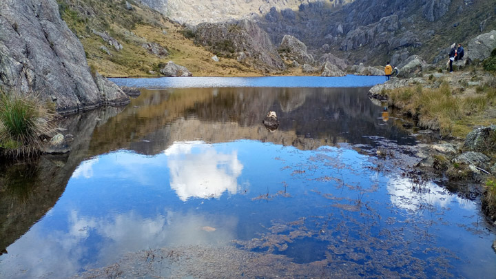 Las nubes y el azul del cielo se reflejan en las aguas cristalinas.