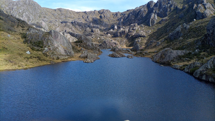 De la montaña brota el agua que surten los sistemas lacustres.