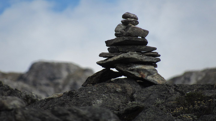 Los lugareños y visitantes van marcando las rutas con montículos de piedras de diferentes tamaños.