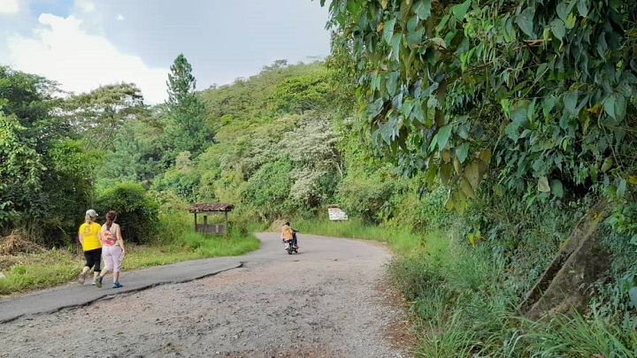 Las vías de la zona se encuentran en mal estado. / Foto: Anggy Polanco / La Opinión 