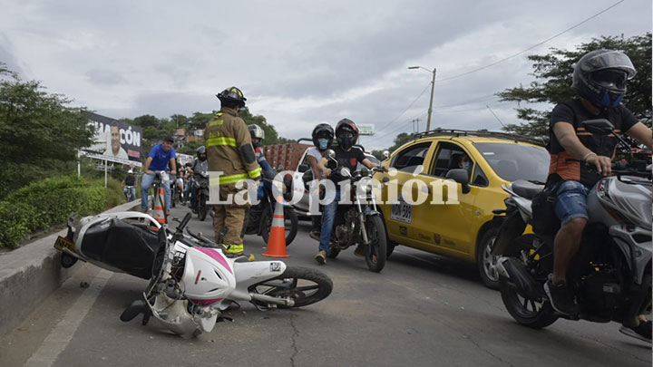 Tres motociclistas resultaron impactadas por el choque, sin embargo, solo dos permanecían en el lugar. 