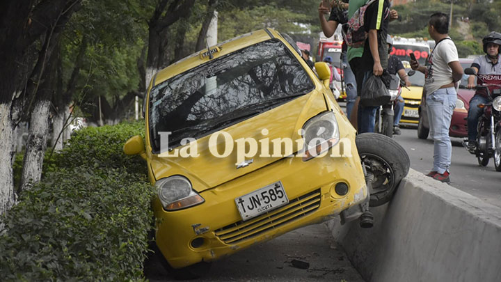 Este taxi de placa TJN585 terminó saliendo de la vía tras el choque.