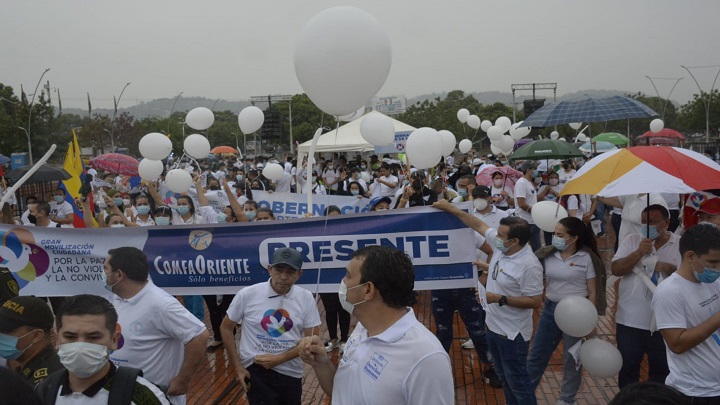 Ni la lluvia evitó que decenas de personas salieron a las calles para unirse a la marcha./Foto: Juan Pablo Cohen - La Opinión