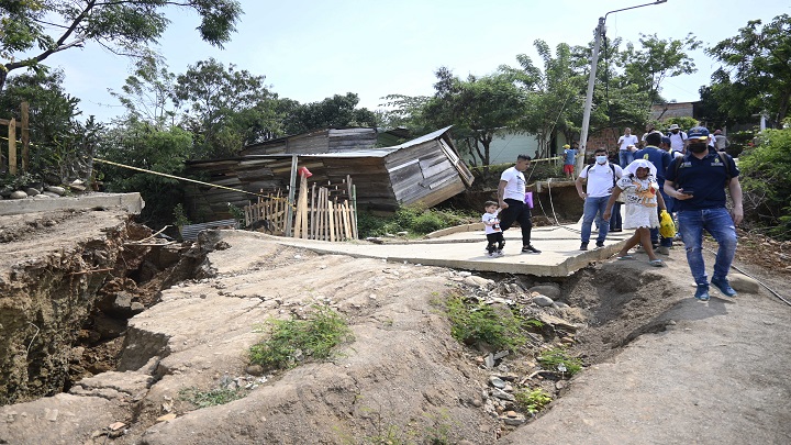 Una de las hipótesis es que la emergencia pudo ocurrir por humedad. /FOTO: Jorge Gutiérrez/La Opinión