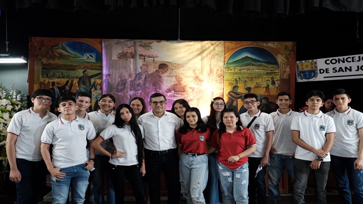 Reconocimiento al Colegio Nuestra Señora de Belén.  / Foto: Jorge Gutiérrez / La Opinión 