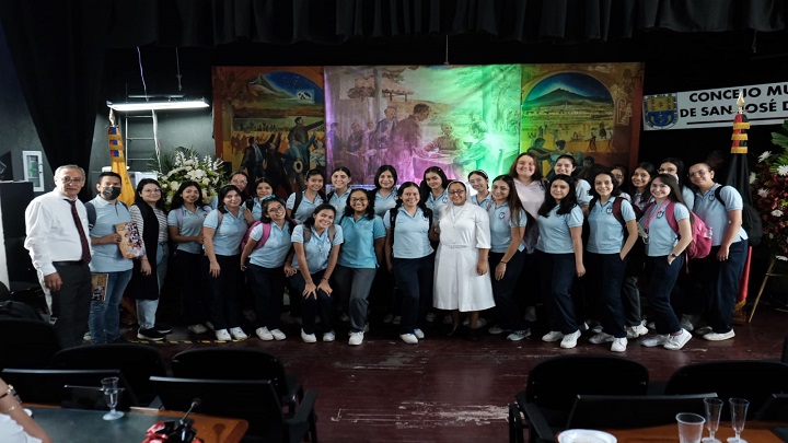 Reconocimiento a la Escuela Normal Superior María Auxiliadora.  / Foto: Jorge Gutiérrez / La Opinión 