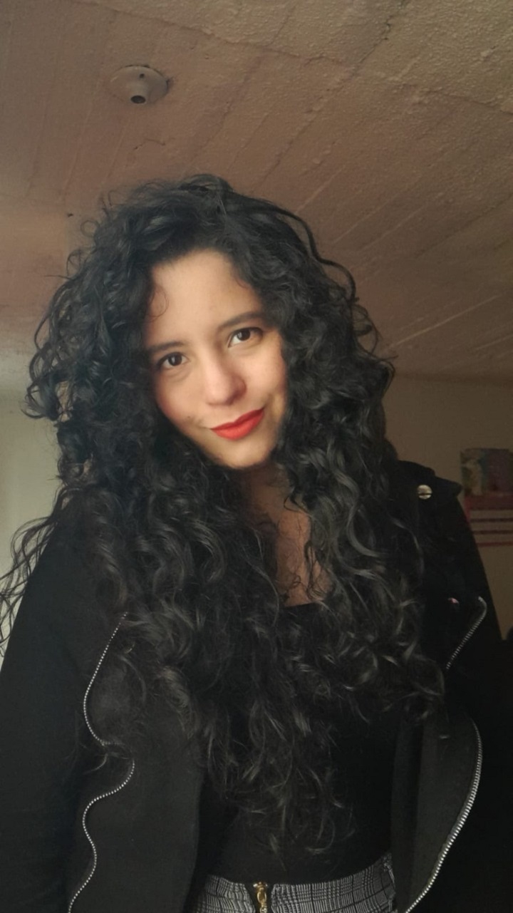 Paula Velásquez (Escalofriada), autora de Sincronía.