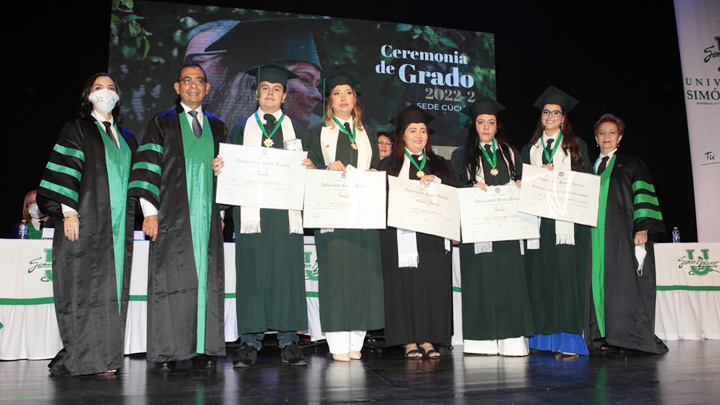 Sonia Falla Barrantes, vicerrectora Académica; José Eusebio Consuegra Bolívar, rector; Juan Ricardo Rivera Gómez (Derecho), mejor resultado Saber Pro; Daniela Ortega Rodríguez (Derecho), mejor resultado Saber Pro; Mónica Julieth Suárez Díaz (Maestría en Familias), Trabajo de Grado Laureado; Nadia Carolina Jaimes Capacho (Derecho), Mérito Estudiantil; María de los Ángeles Colmenares Linares (Comercio Negocios Internacionales), Grado de Honor y Mérito Estudiantil y Yolanda Gallardo, directora Académica.