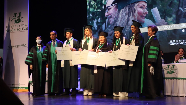En la ceremonia 2022-2 se realizaron las distinciones a estudiantes destacados.