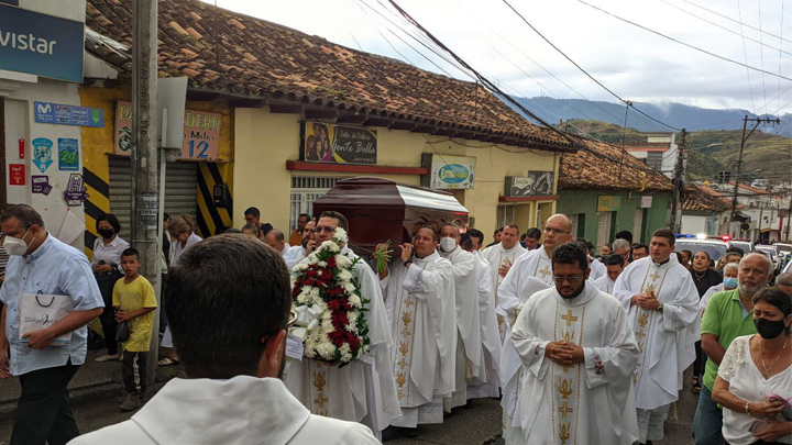 Sacerdotes y fieles católicos rindieron un sentido homenaje