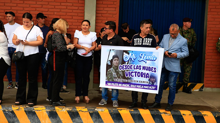 “Un piloto no muere, solo vuela alto”,  es uno de los letreros que se pudo evidenciar en el aeropuerto Camilo Daza