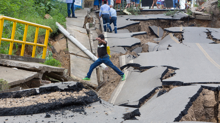 Se abrió la tierra en Villa del Rosario, puente volvió a colapsa