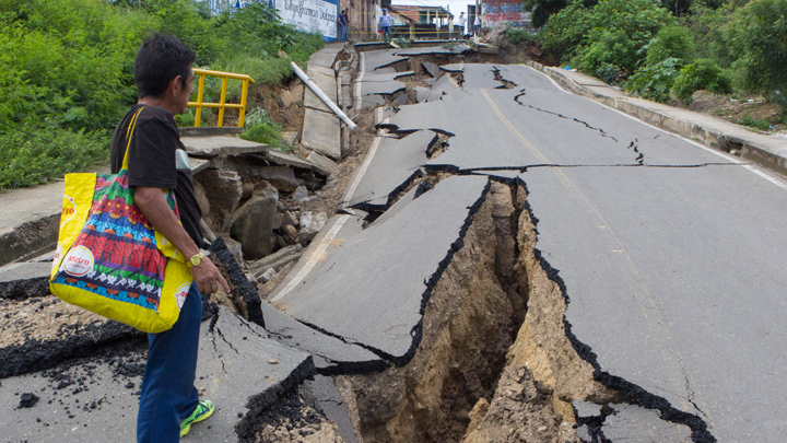 Se abrió la tierra en Villa del Rosario, puente volvió a colapsa