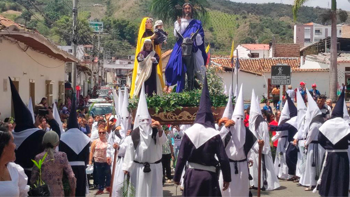 Narazenos de Ocaña acompañan las procesiones. 