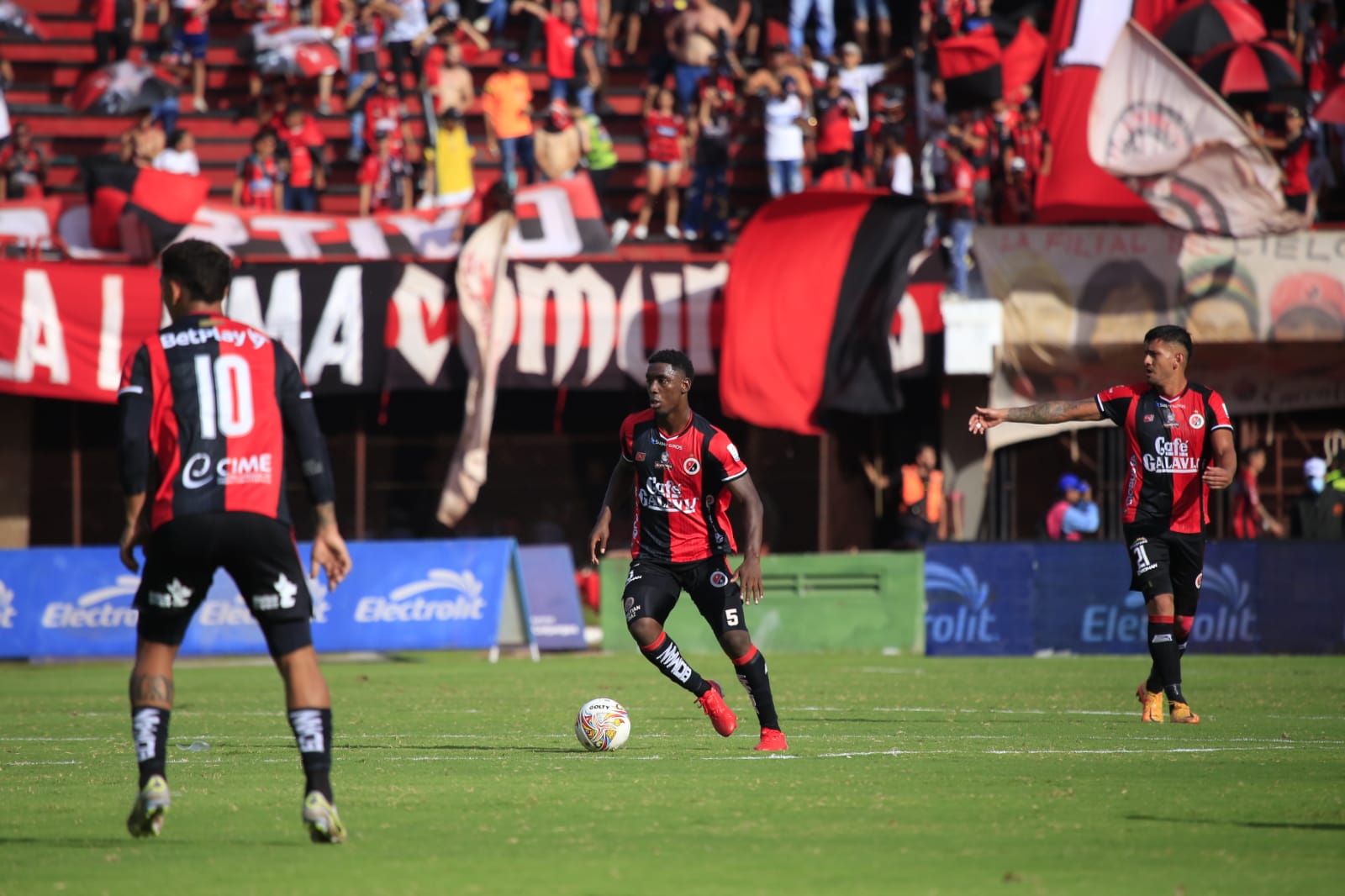 Los rojinegros iniciaron con mucha fuerza en ataque. Foto: Juan Pablo Cohen / La Opinión