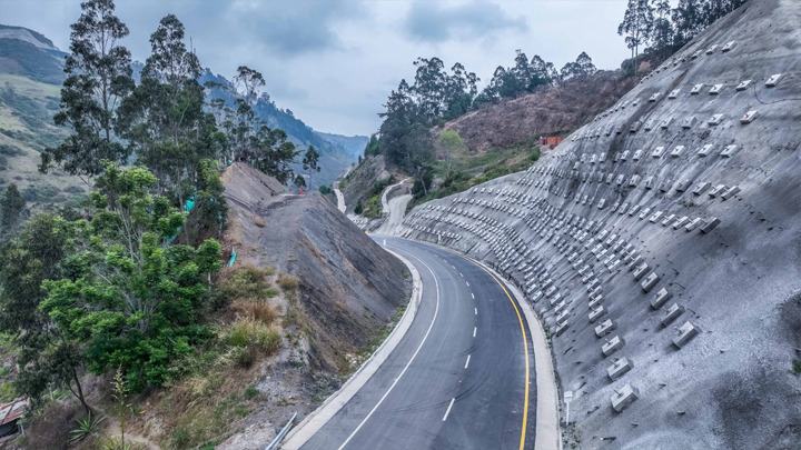 Los vehículos ya pueden circular por una vía que parece una pista.