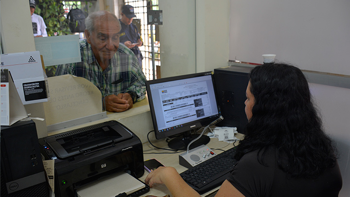 Los contribuyentes son recibidos por ella en la primera ventanilla de la oficina de atención al ciudadano de ese despacho.