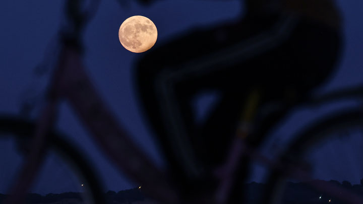 Superluna en Palestina. Foto: Mohammed Abed / AFP.