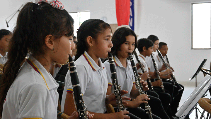 Niños y jóvenes se sienten en familia con la sinfónica binacional. (Foto: Jorge Gutiérrez /La Opinión)