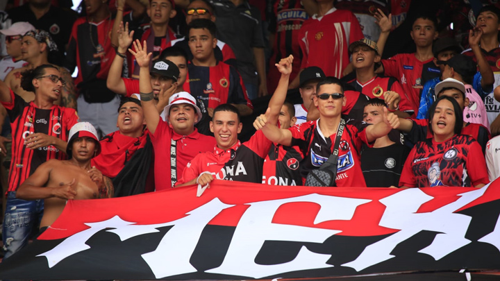 La hinchada rojinegra presente en el estadio