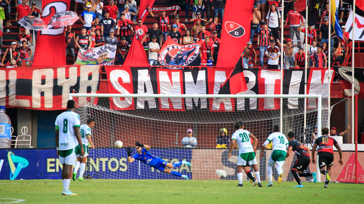 Ezequiel Mastrolía atajo el penal de Cortuluá 