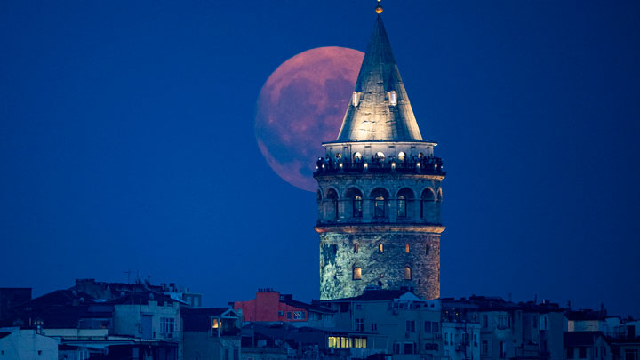 Superluna en Estambul, Turquía. Foto: Yasin Akgul / AFP.