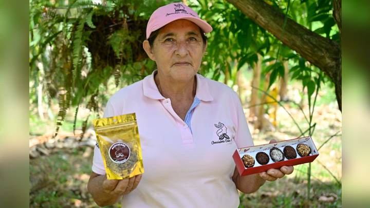 Francelina cultiva el cacao desde el 2008 / Foto: Jorge Gutiérrez