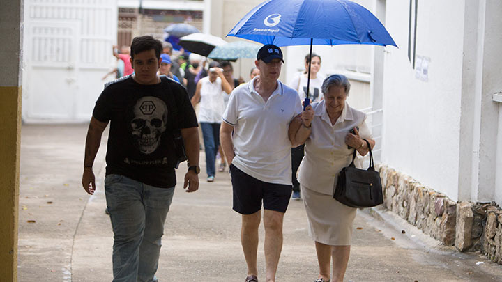 Los paraguas salieron a relucir en las primeras horas de la jornada, dada la leve lluvia que acompañó a los  electores./Foto: Juan Pablo Cohen-La Opinión