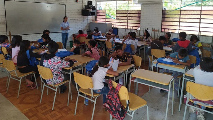 Una parte de la semana van a clases a los salones del colegio Simón Bolívar, y la otra ponen en práctica la teoría en su propia ranchería.