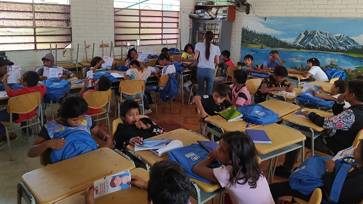 Una parte de la semana van a clases a los salones del colegio Simón Bolívar, y la otra ponen en práctica la teoría en su propia ranchería.