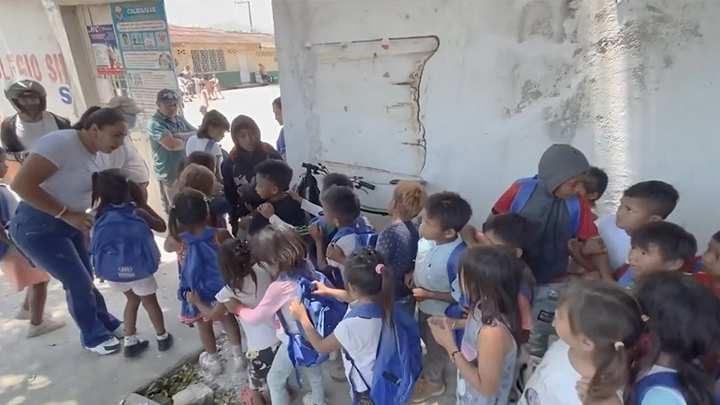 Una parte de la semana van a clases a los salones del colegio Simón Bolívar, y la otra ponen en práctica la teoría en su propia ranchería.