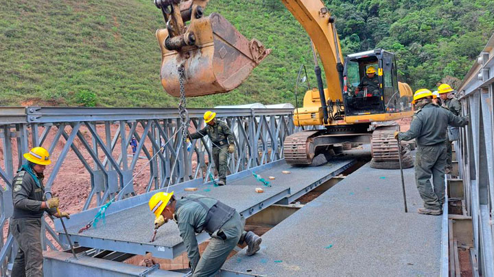 Se necesitan como mínimo 20 personas capacitadas para instalar un puente militar.