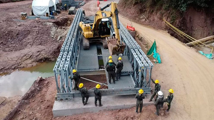 En condiciones climáticas difíciles les toca actuar a los ingenieros militares./ Fotos Cortesía Comando de Ingenieros del Ejército. 