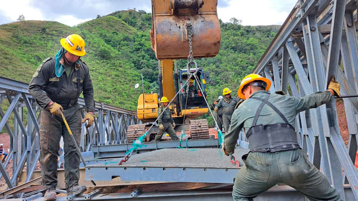 Se necesitan como mínimo 20 personas capacitadas para instalar un puente militar. Foto: Cortesía