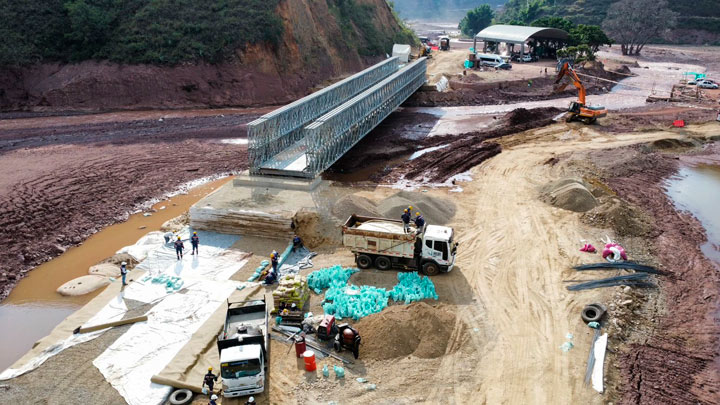 Se necesitan como mínimo 20 personas capacitadas para instalar un puente militar.